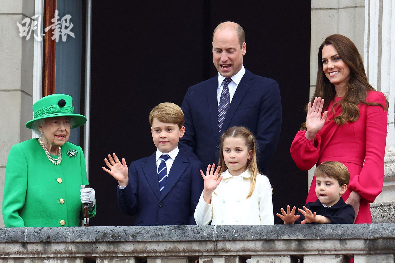 2022年6月5日，英女王登基70年白金禧官方活動最後一日，英女王（左一）、王儲伉儷、劍橋公爵伉儷和三名子女（左二起），再次現身白金漢宮陽台。（法新社）