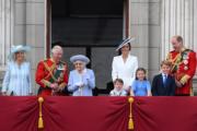 2022年6月2日，英女王登基70年白金禧官方慶祝活動首日，英女王與部分王室成員在白金漢宮陽台，觀看閱兵儀式及飛行表演。（法新社）