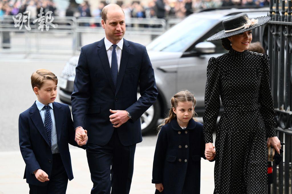 2022年3月29日，英國劍橋公爵威廉王子（左二）、夫人凱特（右一）牽着喬治小王子（左一）、夏洛特小公主（右二），到西敏寺出席已故菲臘親王的悼念活動。（法新社）