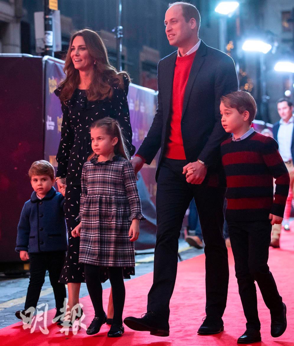 2020年12月11日，英國劍橋公爵威廉王子（右二）、夫人凱特（右四）拖着喬治小王子（右一）、夏洛特小公主（中）與路易小王子（左），一家五口踏上紅地氈。（法新社）
