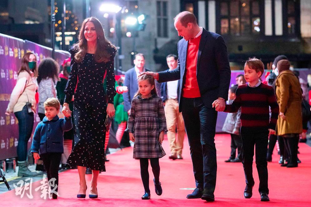2020年12月11日，英國劍橋公爵威廉王子（右二）、夫人凱特（右四）拖着喬治小王子（右一）、夏洛特小公主（中）與路易小王子（左），一家五口出席活動。（法新社）
