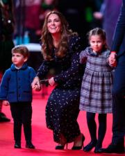 2020年12月11日，凱特（中）拖着夏洛特小公主（右）與路易小王子（左）出席活動。（法新社）