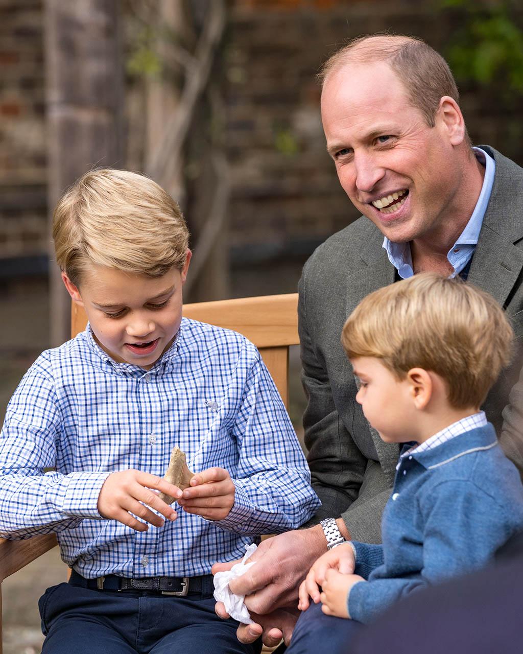 2020年9月27日，喬治小王子（左）低頭把玩着大衛艾登堡爵士贈送的巨齒鯊牙齒，路易小王子（前排右）一臉專注地望着哥哥手上的牙齒。（The Duke and Duchess of Cambridge Twitter圖片）