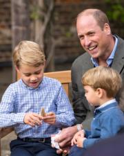 2020年9月27日，喬治小王子（左）低頭把玩着大衛艾登堡爵士贈送的巨齒鯊牙齒，路易小王子（前排右）一臉專注地望着哥哥手上的牙齒。（The Duke and Duchess of Cambridge Twitter圖片）