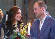 2017年7月20日，威廉王子和凱特在德國柏林出席晚宴時深情對望。（法新社）