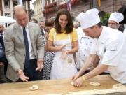 2017年7月，威廉（左）與凱特（中）外訪德國時，在海德堡出席活動。（The Royal Family facebook圖片）