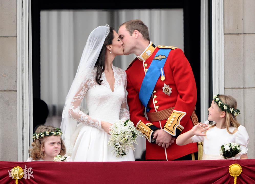 威廉王子及凱特於2011年4月29日舉行婚禮，兩人在白金漢宮陽台親吻。（2011年資料圖片）