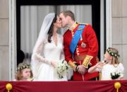 威廉王子及凱特於2011年4月29日舉行婚禮，兩人在白金漢宮陽台親吻。（2011年資料圖片）