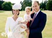 2015年7月，夏洛特小公主受洗，凱特（左一）抱着小公主，威廉王子（右一）抱着喬治小王子合照。（Kensington Palace Twitter圖片）