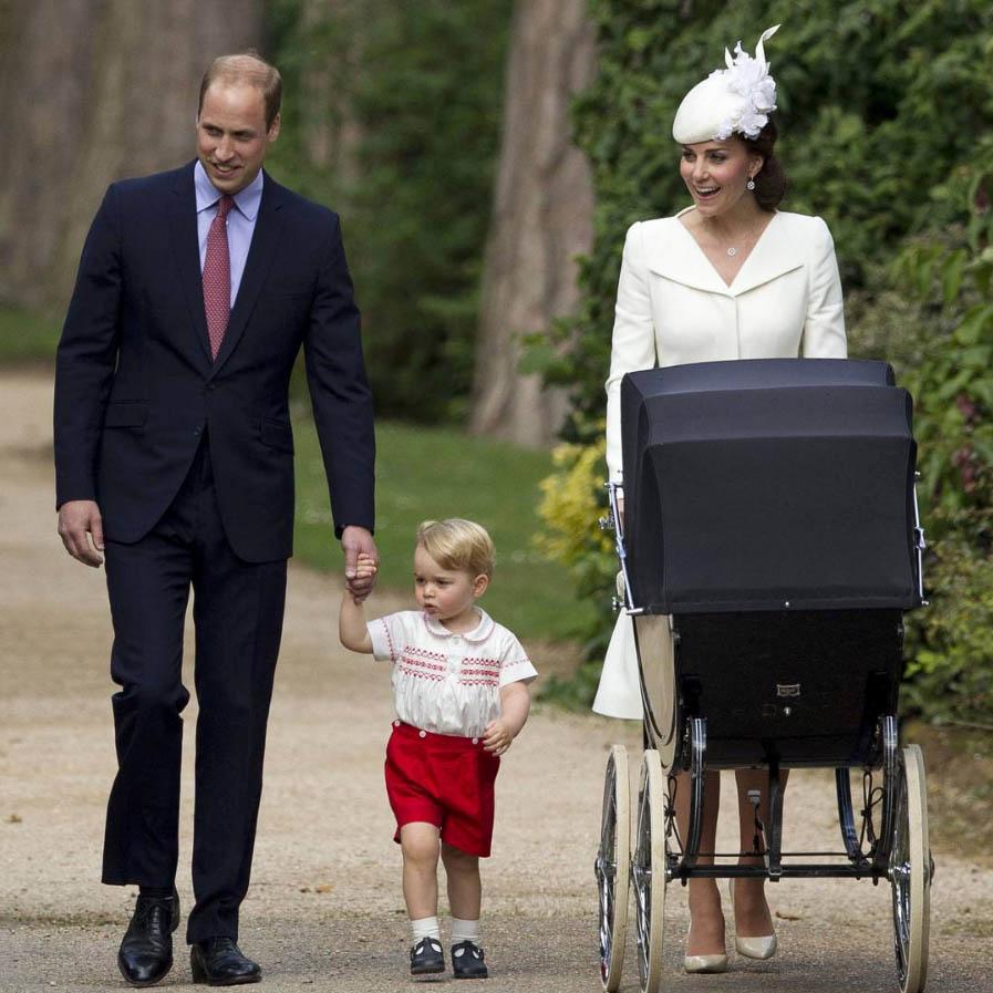 2015年7月，威廉王子拖着喬治小王子，凱特推着夏洛特小公主。（kensingtonroyal instagram圖片）
