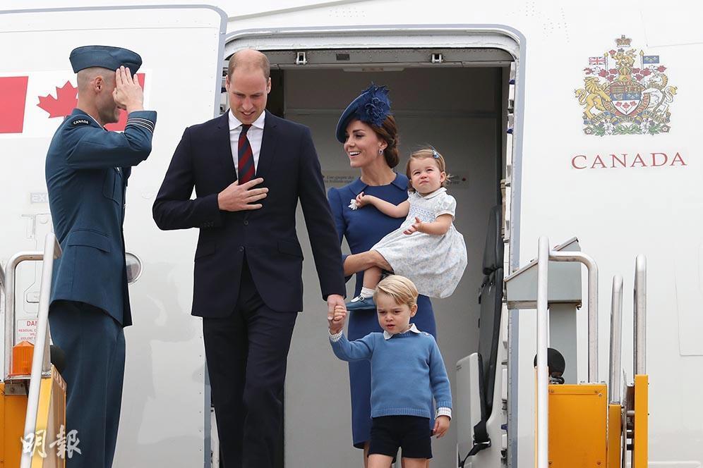 2016年，英國劍橋公爵伉儷威廉王子及凱特一家四口出訪加拿大。（法新社）