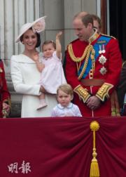2016年，英國劍橋公爵伉儷威廉王子及凱特與喬治小王子、夏洛特小公主參加慶祝英女王90歲壽辰的活動。（法新社）