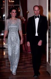 2017年3月，凱特與威廉王子在法國出席晚宴。（法新社）