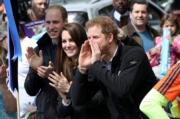 （左起）威廉王子、凱特與哈里王子感情要好。圖為三人4月出席倫敦馬拉松，為參加者打氣。（法新社）