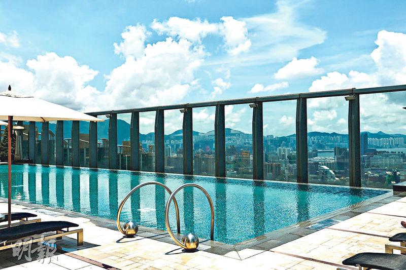空中泳池——香港W酒店的WET泳池位處76樓，根據酒店資料顯示，距離地面足足有221米之高。（周群雄攝）