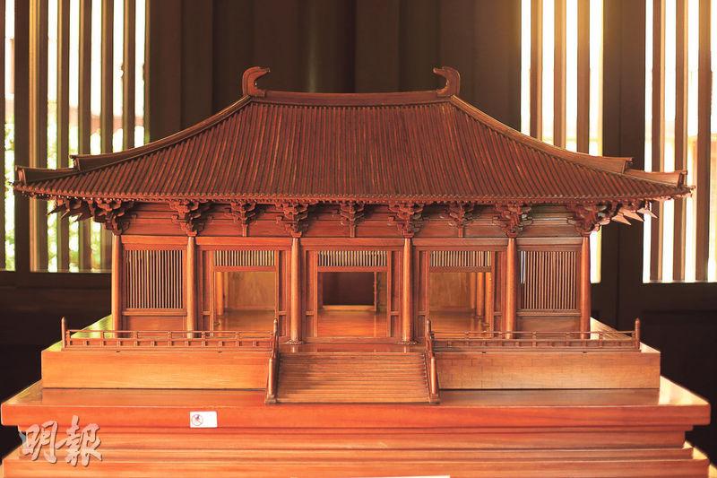 在中國木結構建築藝術館內，放置了多座建築物模型，包括香港志蓮淨苑大雄殿（圖）、北京故宮太和殿等，還原這些木建築的結構細節。（周群雄攝）