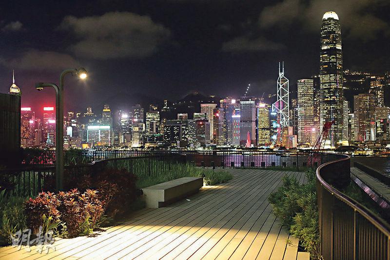 無敵夜景——M+大樓3樓的公共天台花園入夜後氣氛幽靜，最適合與另一半到來欣賞維港夜景。（周群雄攝）