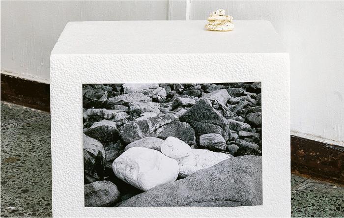 《白石》--李曉華着力尋覓介乎於有用和無用之間的物件，如《白石》是被香港海浪侵蝕的發泡膠。（Yuki Katsumura攝）