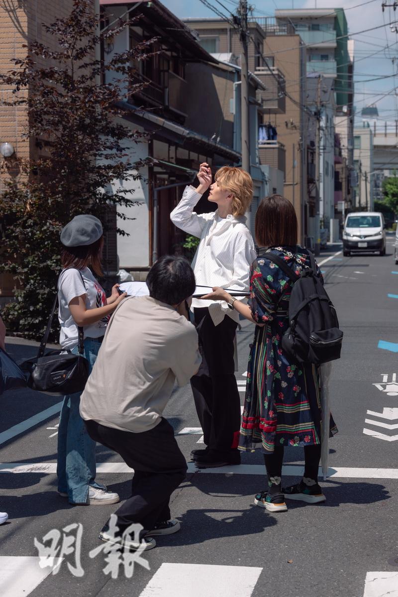 李駿傑與工作人員在東京的馬路上「走鬼」式進行拍攝。（大會提供）