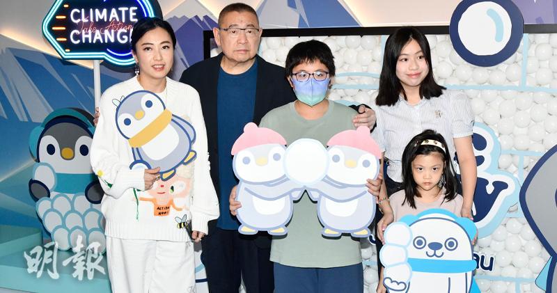 劉鑾雄和太太甘比、14歲大女秀樺、5歲孻女秀兒現身，支持10歲兒子劉仲學設計的桌上遊戲「Arctic Party」推出市場。（林祖傑攝）