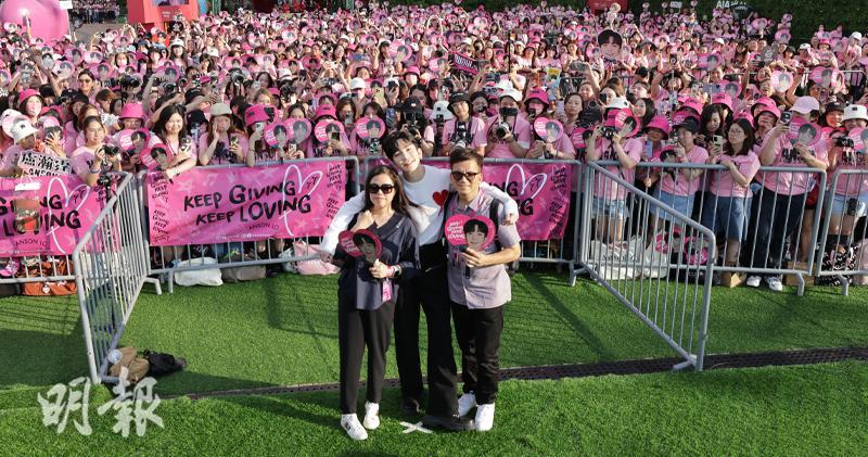 盧瀚霆和父母一同出席粉絲為他舉行的應援活動，與現場過千歌迷合照。（大會提供）