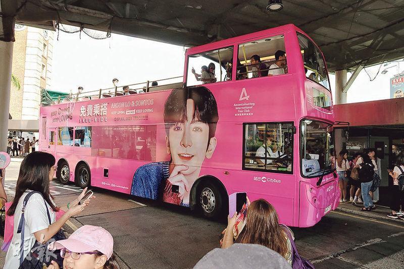 粉紅色觀光巴士停泊在中環給神徒打卡，大受歡迎。（攝影/記者：林蘊兒）