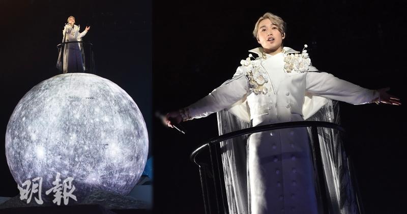 柳應廷（Jer）昨晚舉行首場個人演唱會，穿上白袍變身「小王子」，站在「月球」上唱出《繼續繼續》、《捱麵包的人》等歌曲。（鍾偉茵攝 / 明報製圖）
