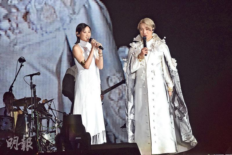 表演嘉賓陳蕾（左）穿白色長裙現身，與小王子Jer襯到絕，兩人合唱《凡星》。（攝影：鍾偉茵）