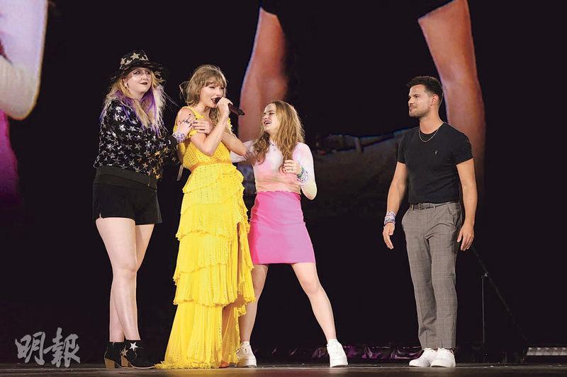 Taylor Swift（左二）前晚在堪薩斯城開騷，邀請《I Can See You》MV的拍檔泰萊羅納（右一）、祖兒京（右二）及柏絲莉卡殊（左一）上台。
