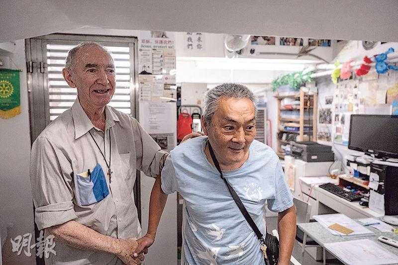 胡頌恆神父（左）跟阿清（右）相識10多年，阿清在一年多前戒除毒癮，目前住在「慈悲香港」的宿舍，並在機構當義工。（馮凱鍵攝）