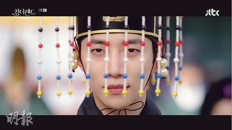 俊昊穿著韓服演出《歡迎來到王之國》，不禁令人聯想起其高收視前作《衣袖紅鑲邊》。