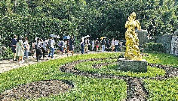 殮葬文化——同學參觀金寶山日光苑和鄧麗君墓園（圖），了解當地殮葬文化。（陳穎樂攝）