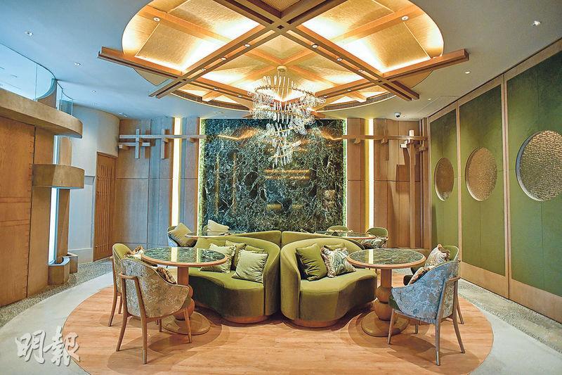 藝術氣息--Niras室內設計以翠綠與淡金色為主調，樹葉與枝椏造型吊燈與壁畫增添藝術氣息。（黃志東攝）