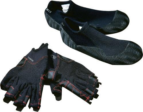 避免受傷--穿戴手套（下）和膠鞋（上），都可避免在划獨木舟時受傷。（黃志東攝）