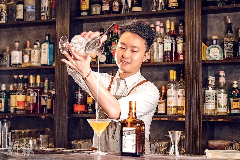 港區冠軍--Quinary助理酒吧經理Billy Choi ，憑藉創意調酒與出色說故事技巧，贏得2023 Cointreau君度橙酒「瑪格麗特調酒大賽」香港區冠軍。（馮凱鍵攝）