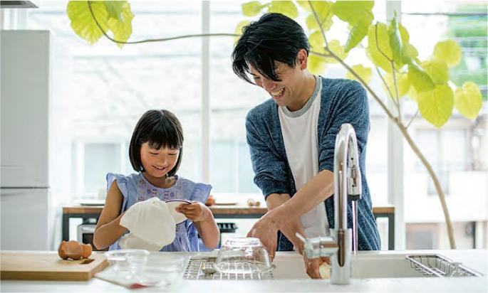 親子活動——一家人齊齊做家務，也是很好的親子活動。（Yagi-Studio@iStockphoto）