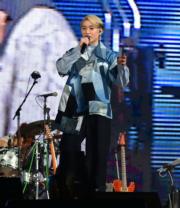 《全民造星》10號參賽者出身的柳應廷，特別在個人演唱會上穿上印有「10」的藍色外套。（資料圖片）