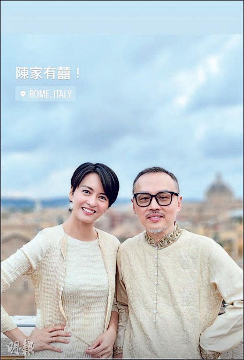 梁詠琪（左）與恩師陳少琪合照。（網上圖片）