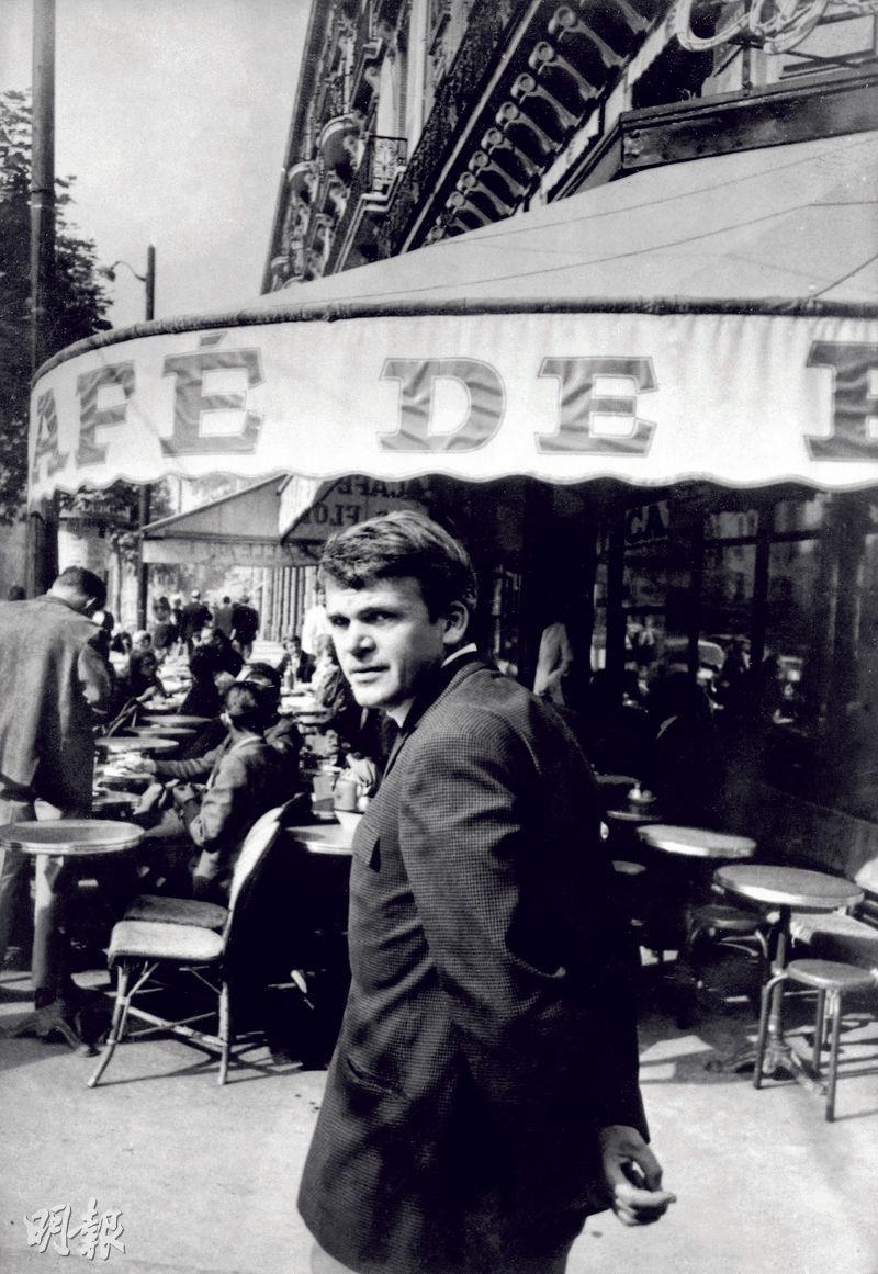 1975年，流亡法國的米蘭昆德拉身處巴黎市中心的一家咖啡店外。（法新社）