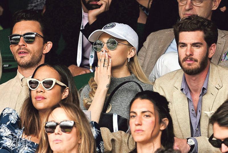 祖拿芬貝利（左起）、Ariana Grande及安德魯加菲齊入場看溫布頓男單決賽。（路透社）