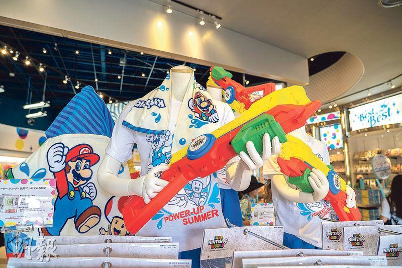 遇水變色小童T恤（3700日圓，約209港元）和瑪利歐水槍（3500日圓，約197港元），是為今年潑水祭設計的限定商品。（梁幹持攝）