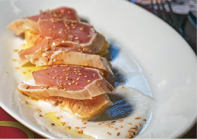 Casa Marcelo菜式採用不少海鮮食材，如火炙外圍的黃鰭吞拿魚刺身配新鮮無花果，加上廚師特製醬汁，清新冶味。（卓文慧攝）