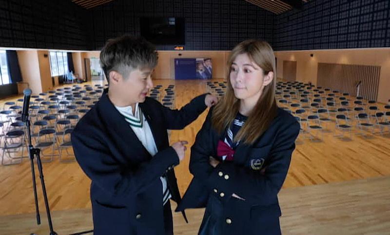 周奕瑋、陳嘉慧穿上校服參觀全日本首間英式寄宿學校。（大會提供）