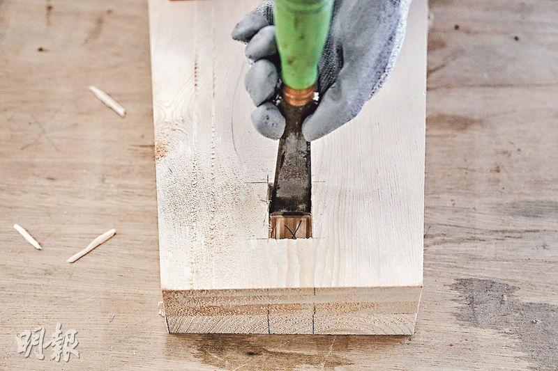 用木鑿鑿出中空的入榫位，是工作坊中最困難的工序，還好Terence早已選用較軟身的松木來減低難度。（馮凱鍵攝）