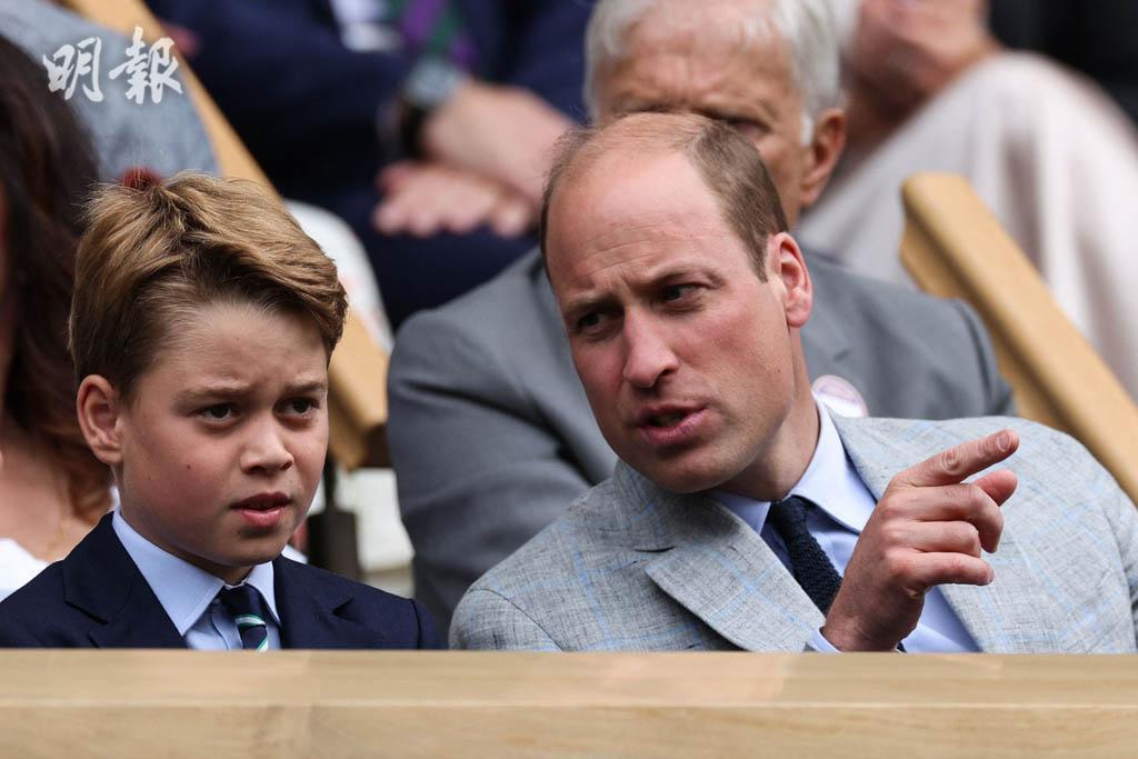 2023年7月16日溫布頓網球錦標賽男單決賽，喬治小王子（左）和爸爸威廉（右）。（法新社）