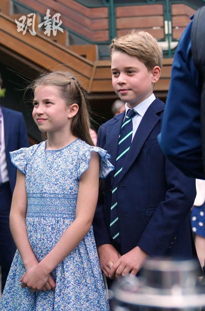 2023年7月16日溫布頓網球錦標賽男單決賽，威廉和凱特攜同長子喬治小王子（右）和女兒夏洛特小公主（左）進入溫布頓場內。（法新社）
