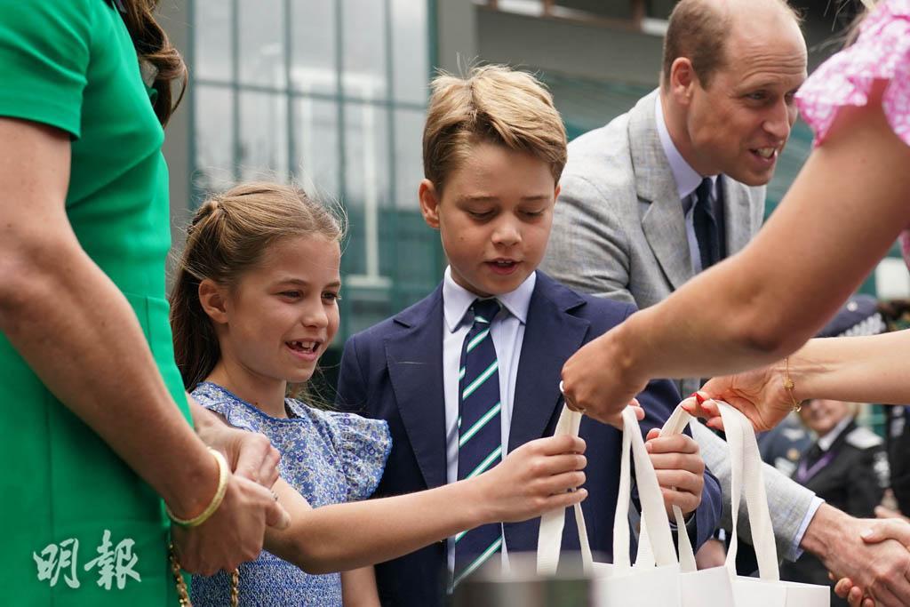 2023年7月16日溫布頓網球錦標賽男單決賽，威廉和凱特攜同長子喬治小王子（左二）和女兒夏洛特小公主（左三）進入溫布頓場內。（法新社）
