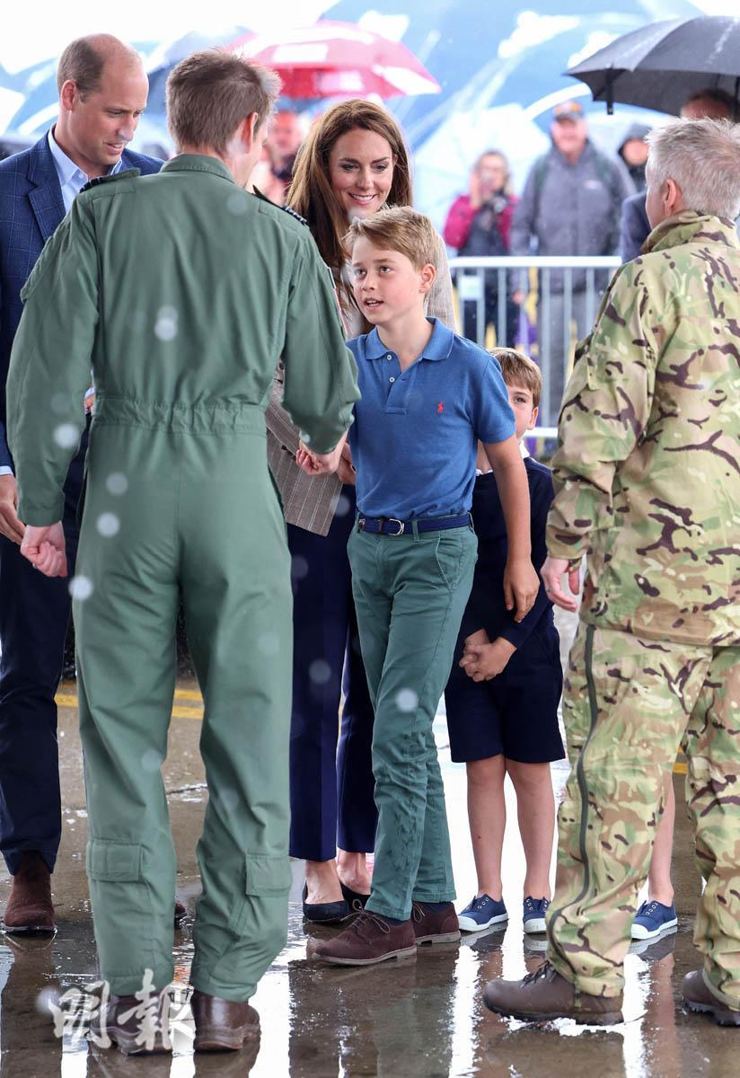 2023年7月14日，威廉和凱特攜同三名子女（喬治小王子、夏洛特小公主、路易小王子）在格洛斯特郡參觀英國皇家國際航空展。喬治小王子（中）與工作人員握手。（法新社）