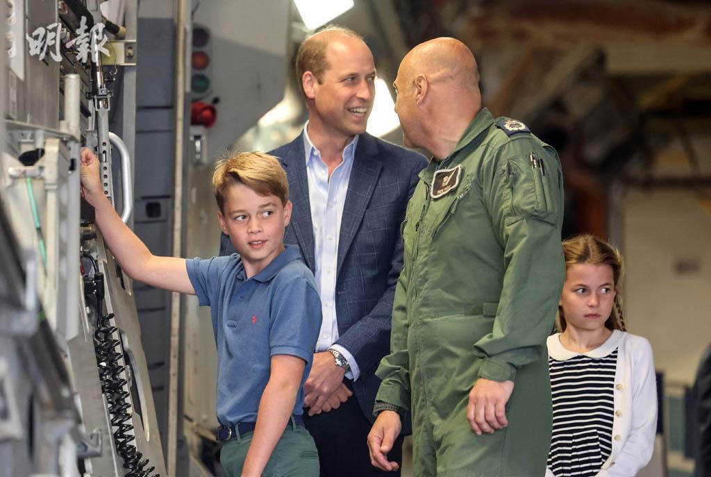 2023年7月14日，威廉和凱特攜同三名子女（喬治小王子、夏洛特小公主、路易小王子）在格洛斯特郡參觀英國皇家國際航空展。據悉，喬治小王子（左一）對機上的操控系統很感興趣。（法新社）