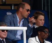 英國喬治小王子（第二排右）跟爸爸威廉（第二排左），2023年7月1日在Lord's球場觀看板球賽。（法新社）